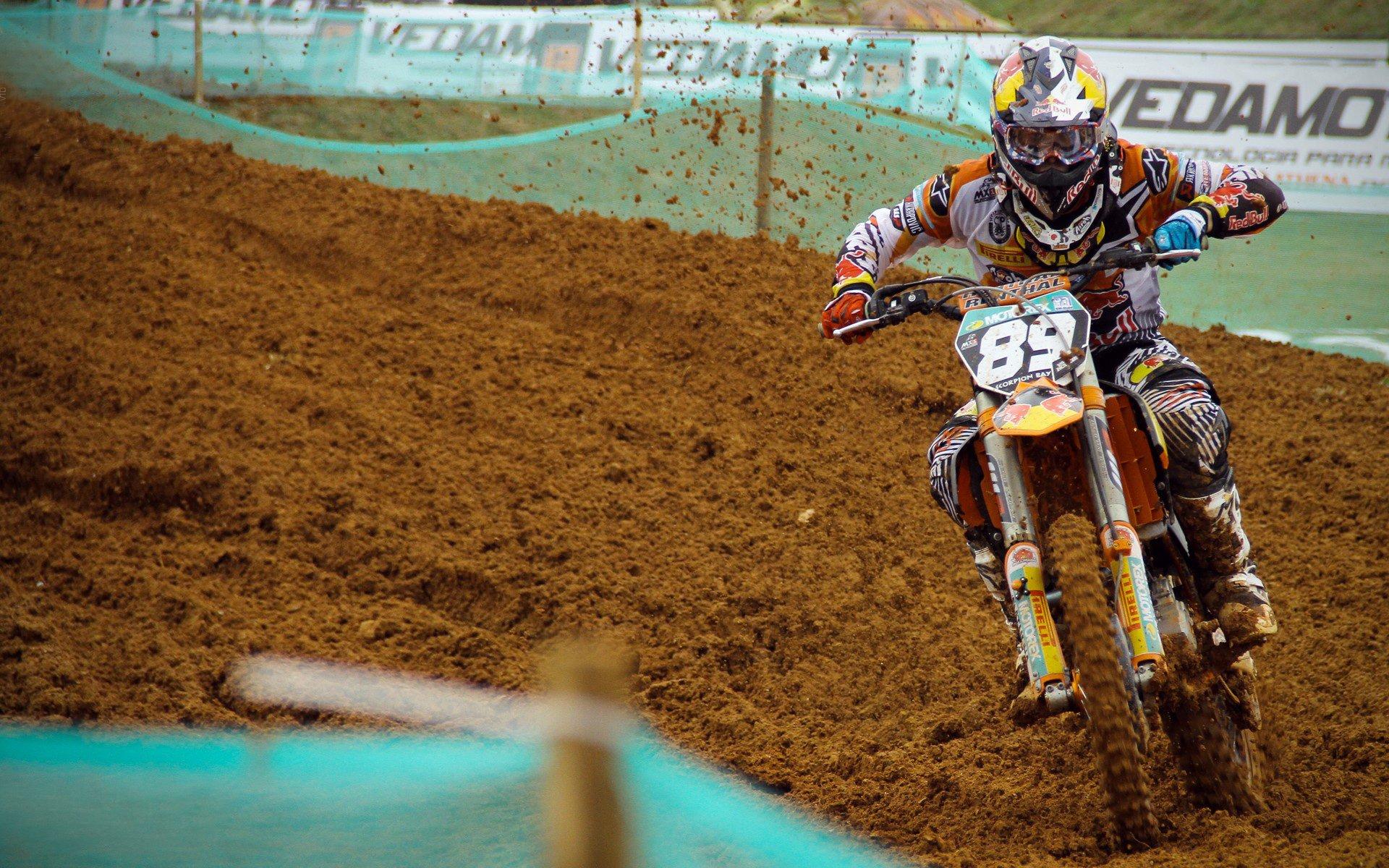 巴萨备战关键战役,弗里克或沿用国王杯决赛首发,球员疲惫中求胜